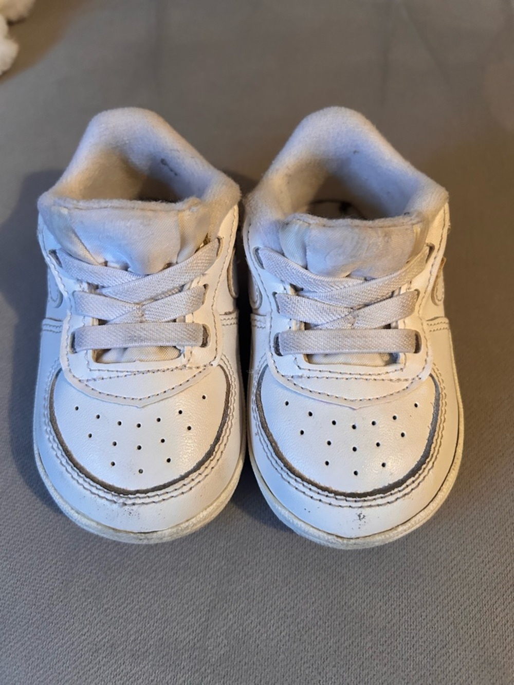 Nike Kids White Leather Sneakers with Classic Lace-Up